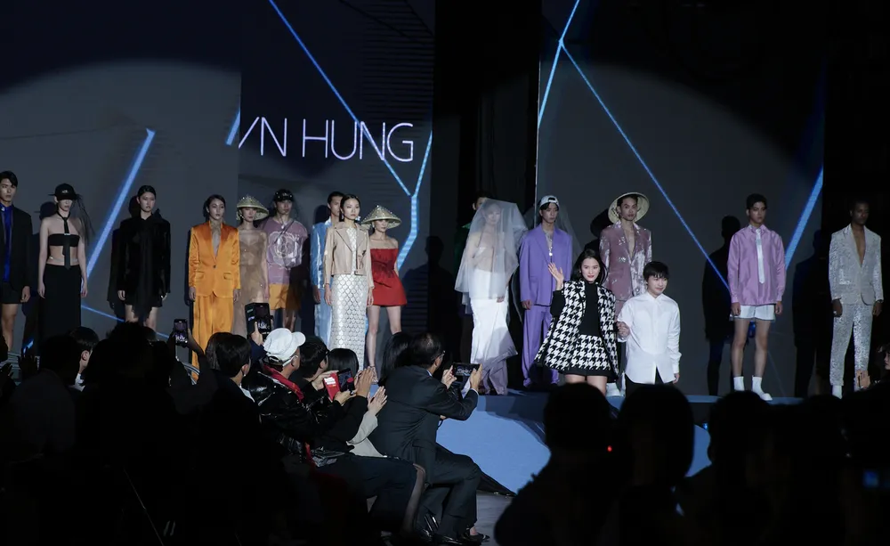 Trần Hùng và Hương Ly diễn show tại nhà sách lớn nhất Hàn Quốc