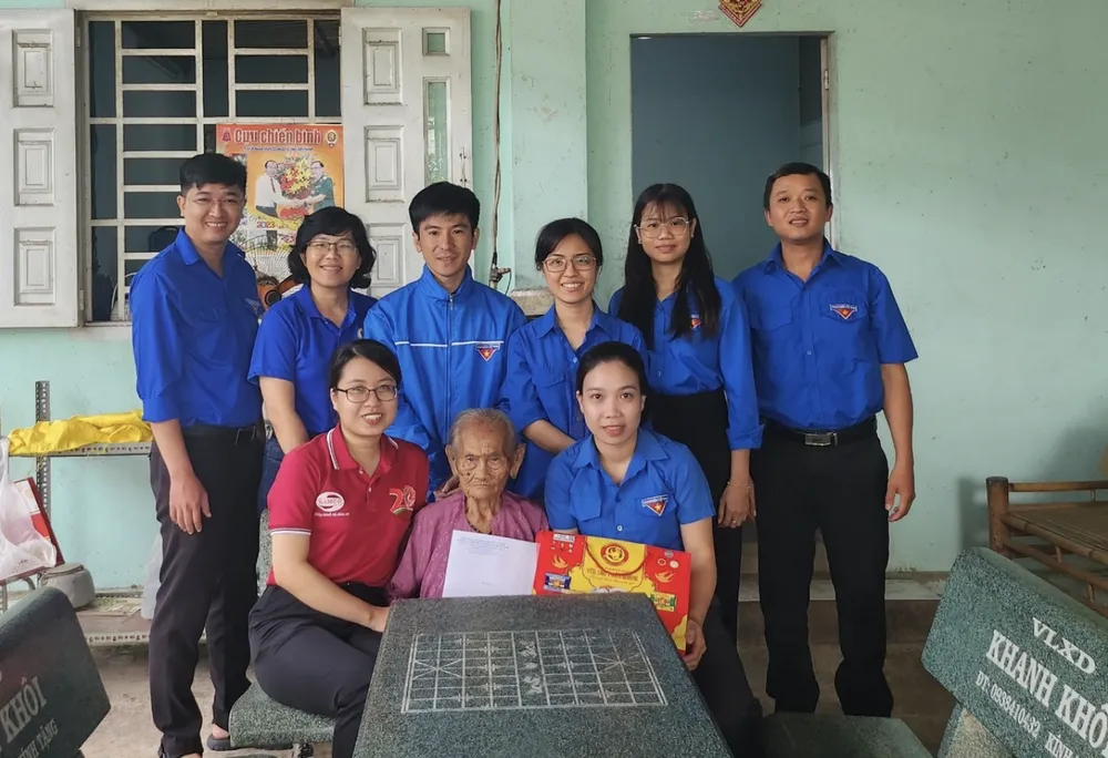 Đoàn viên thanh niên Khối Dân - Chính - Đảng TPHCM thăm, trao quà cho Mẹ Việt Nam Anh hùng Đặng Thị Thu (ấp Bầu Cạp, xã Nhuận Đức, huyện Củ Chi) Đoàn viên thanh niên Khối Dân - Chính - Đảng TPHCM thăm, trao quà cho Mẹ Việt Nam Anh hùng Đặng Thị Thu (ấp Bầu Cạp, xã Nhuận Đức, huyện Củ Chi)