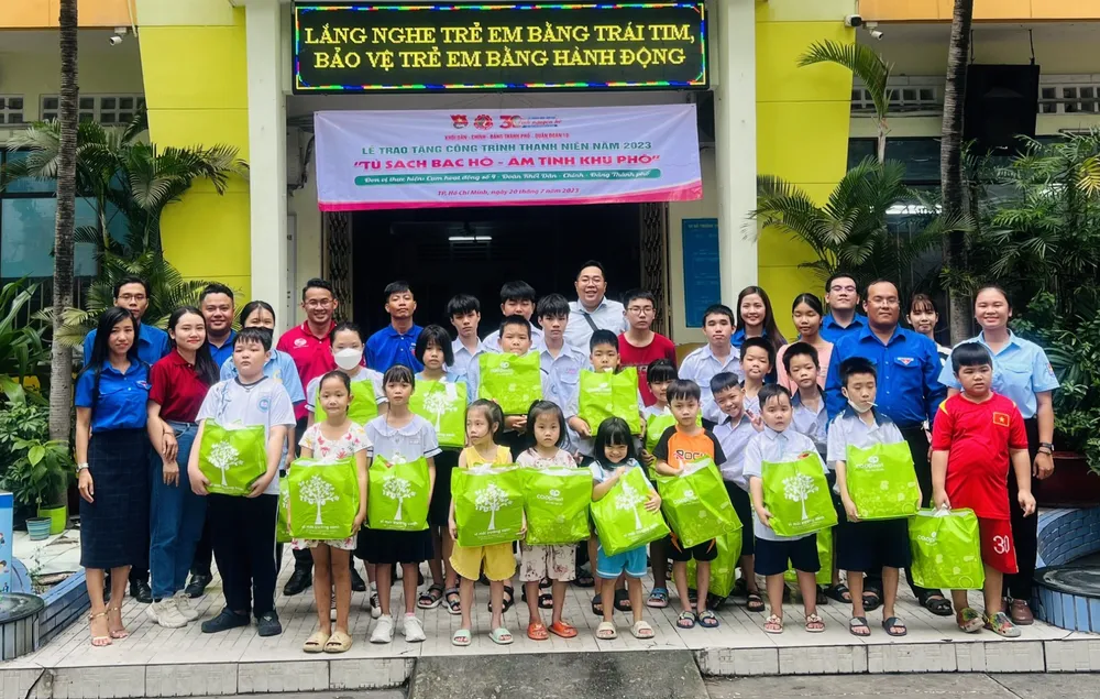 Chăm lo cho thiếu nhi có hoàn cảnh khó khăn và trao tặng công trình “Tủ sách Bác Hồ - Ấm tình khu phố” Chăm lo cho thiếu nhi có hoàn cảnh khó khăn và trao tặng công trình “Tủ sách Bác Hồ - Ấm tình khu phố”