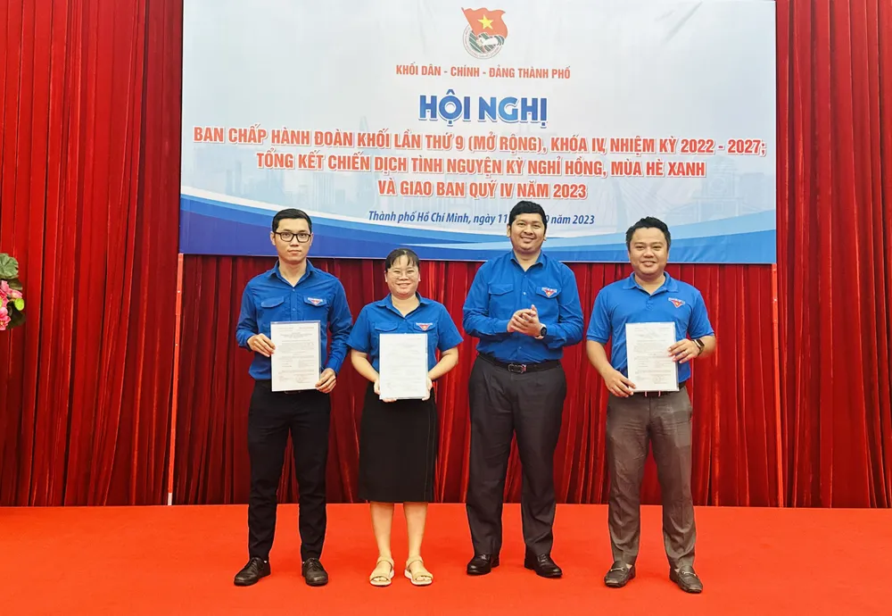 Trao quyết định kiện toàn nhân sự Ủy viên Ban Chấp hành Đoàn Khối khóa IV Trao quyết định kiện toàn nhân sự Ủy viên Ban Chấp hành Đoàn Khối khóa IV