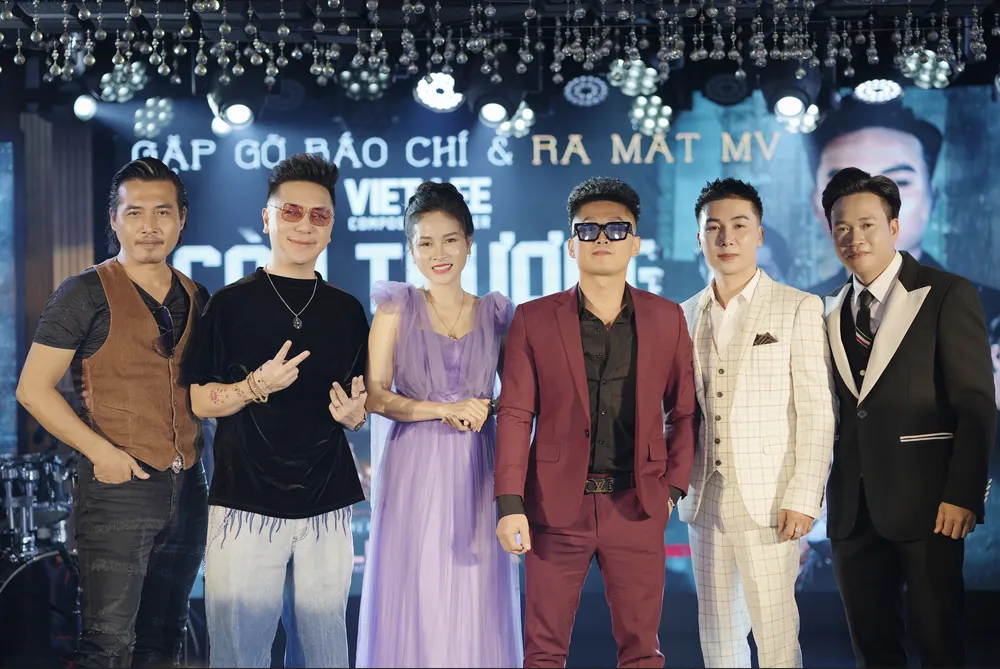 Minh Vương, Du Thiên (thứ hai và thứ tư - từ trái qua) cùng bạn bè đến chúc mừng Việt Lee, Đình Bình ra mắt MV mới