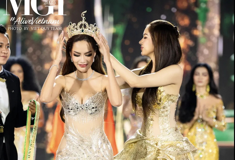 Khoảnh khắc nhận danh hiệu Á hậu 4 của Hoàng Phương (Việt Nam)