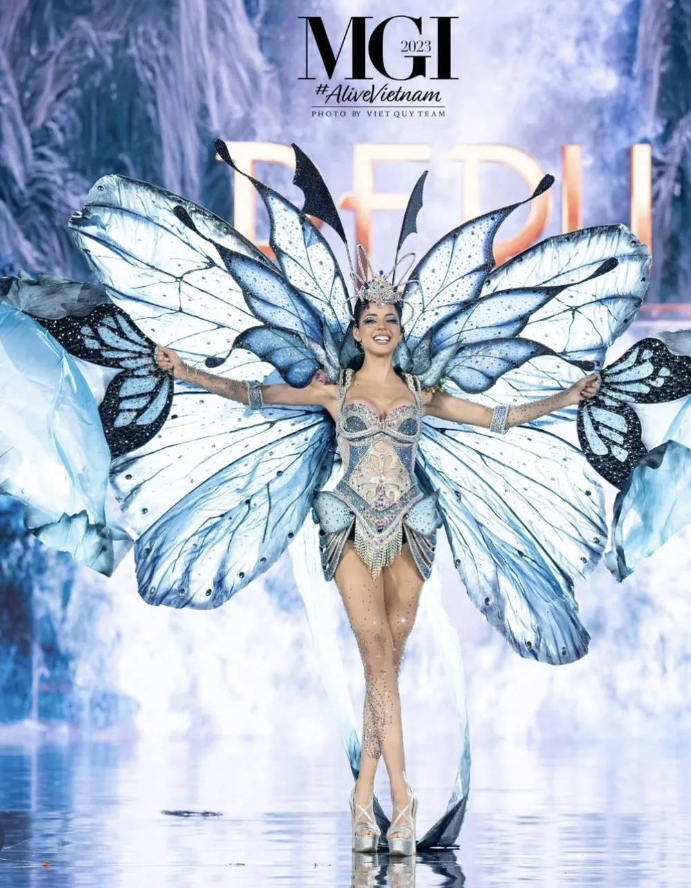 Tân hoa hậu trong phần thi trang phục truyền thống