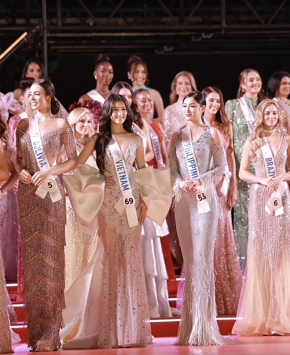 Phương Nhi trong phần thi trình diễn trang phục dạ hội