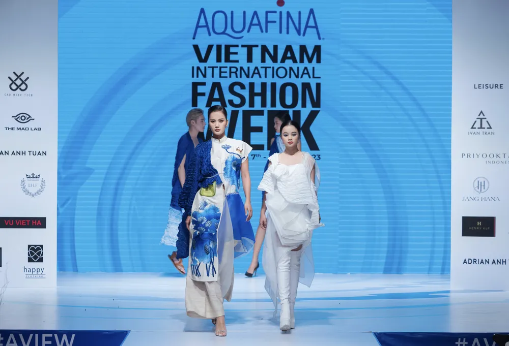 Các thiết kế thuộc BST “Tơ sóng” - cuộc dạo chơi cùng chất liệu lụa tơ tằm của NTK Vũ Việt Hà