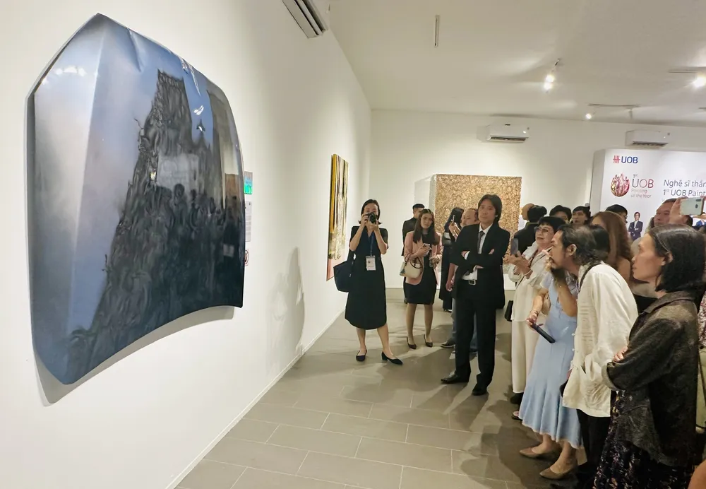 Khách tham quan thưởng lãm tác phẩm