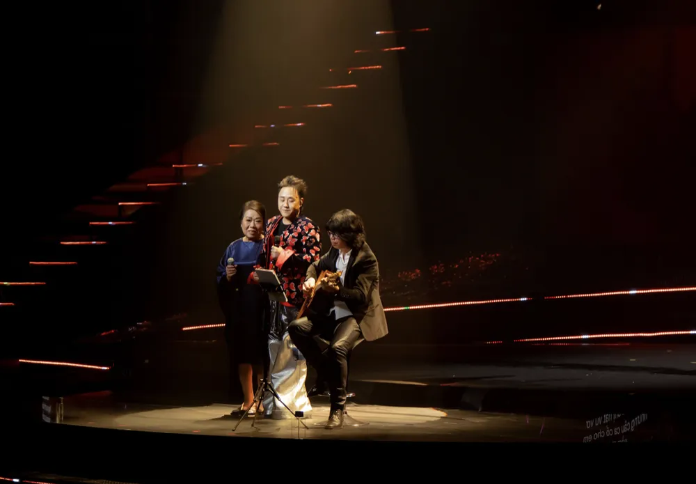 Trung Quân song ca cùng mẹ của anh Trung Quân song ca cùng mẹ của anh