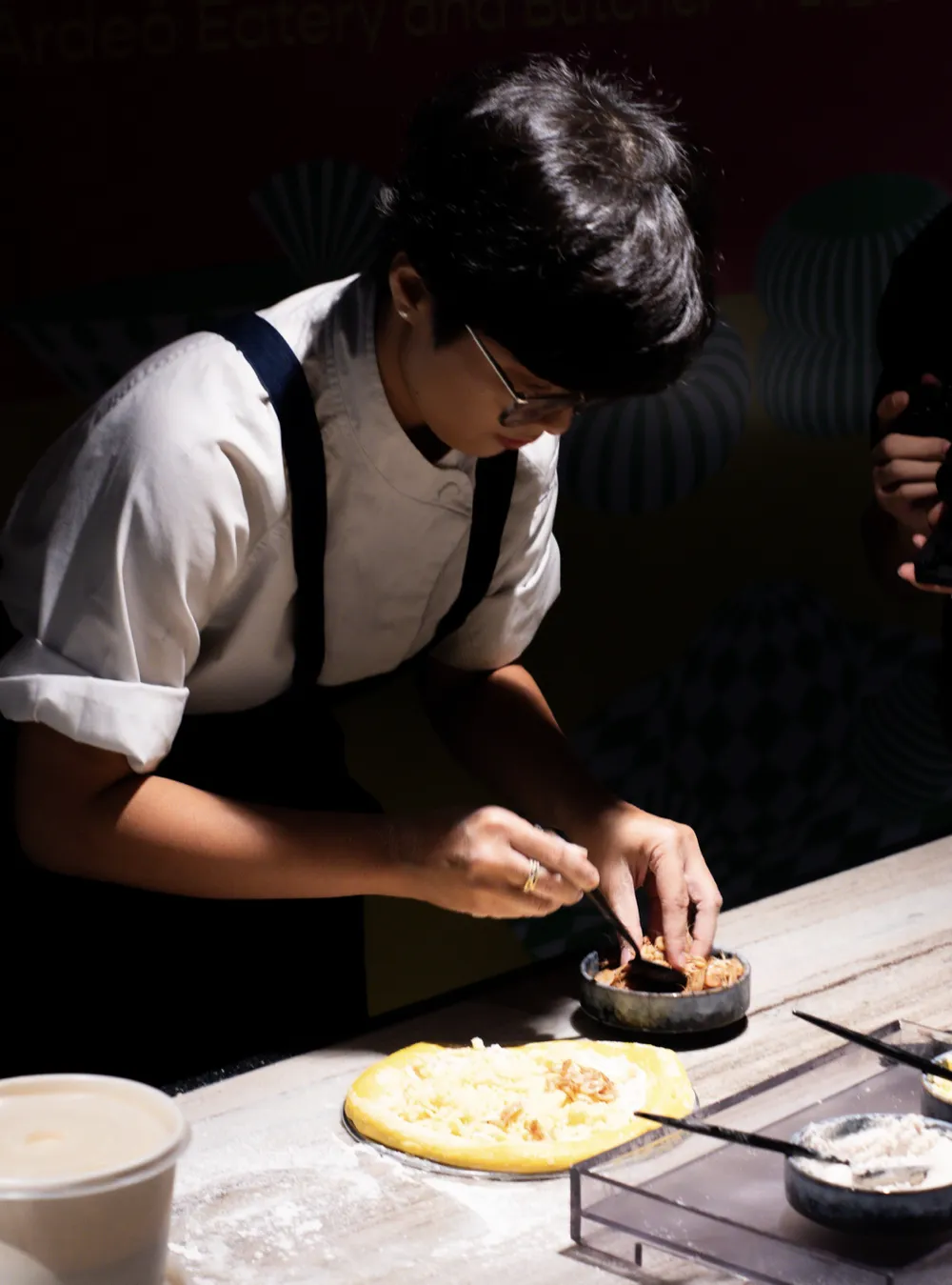 Huỳnh Trần Quế Phương đang thực hiện món ăn lạ mà quen