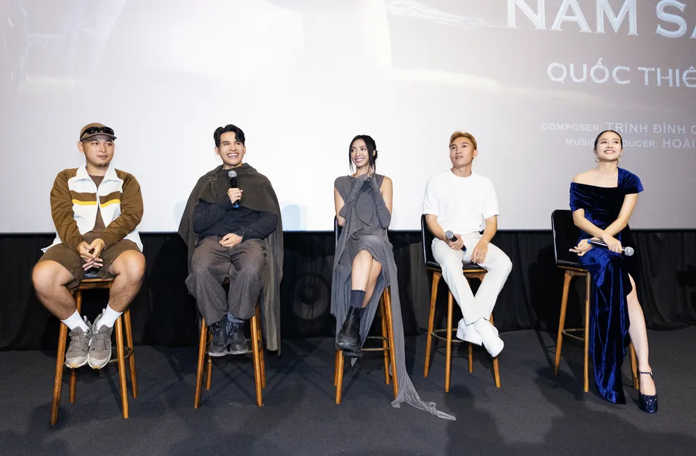 Buổi ra mắt MV ca khúc “Hơn 1000 năm sau” của Quốc Thiên (thứ hai, từ trái sang)