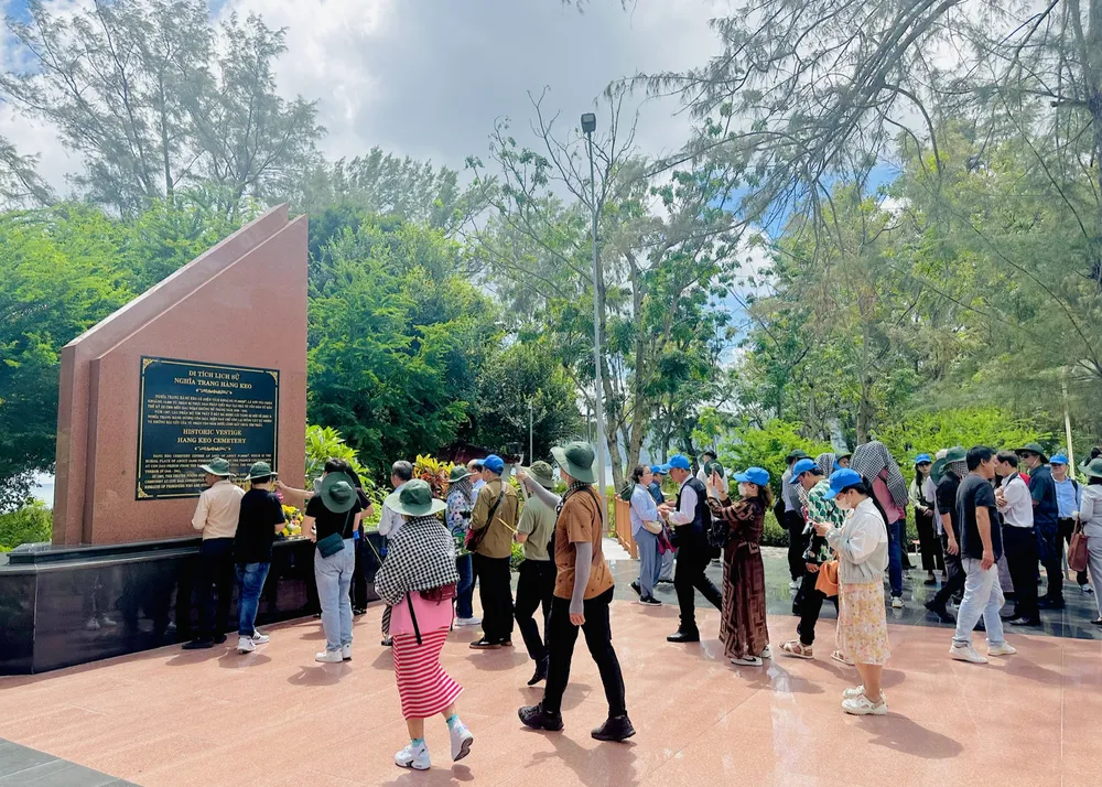 Các nghệ sĩ dâng hương tại Nghĩa trang Liệt sĩ Hàng Keo