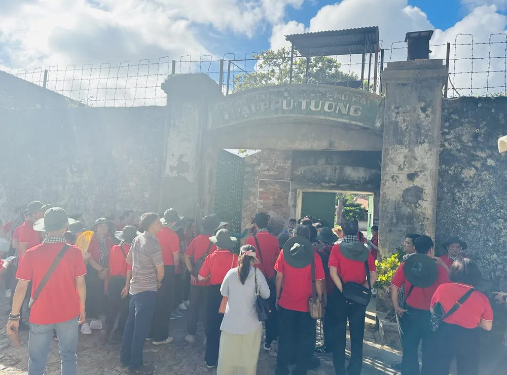 Đoàn tham quan Trại Phú Tường