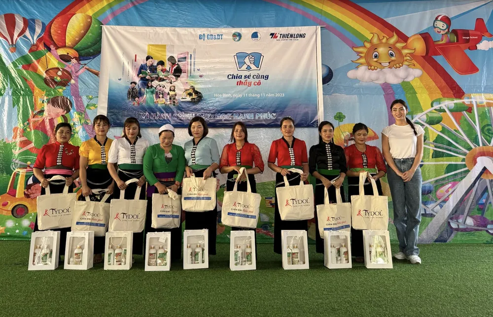 Lương Thùy Linh tặng quà thầy trò Trường Mầm non Yên Hòa Lương Thùy Linh tặng quà thầy trò Trường Mầm non Yên Hòa