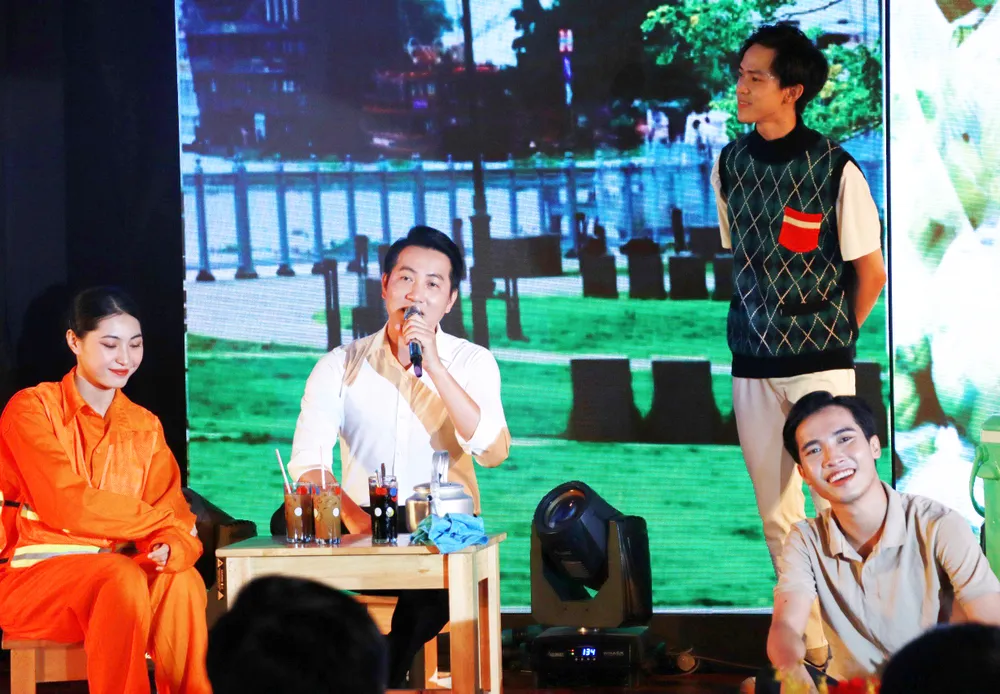 Một tiết mục nghệ thuật từ Sở VH-TT TPHCM được diễn tại hội nghị Một tiết mục nghệ thuật từ Sở VH-TT TPHCM được diễn tại hội nghị