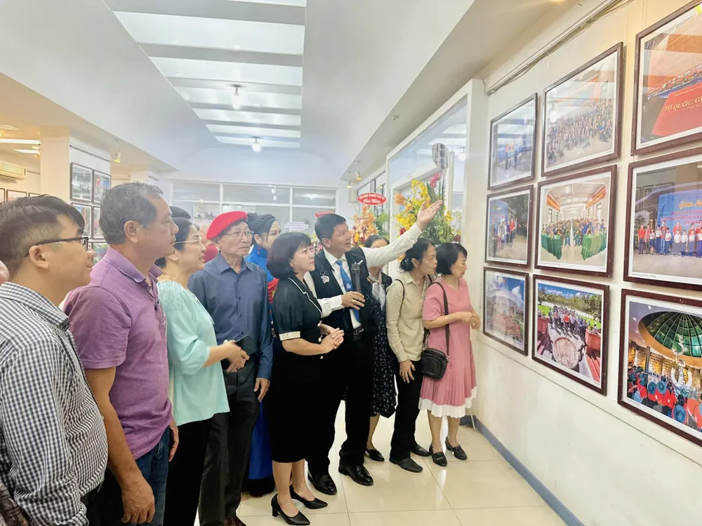 Tham quan thưởng lãm các tác phẩm tại triển lãm