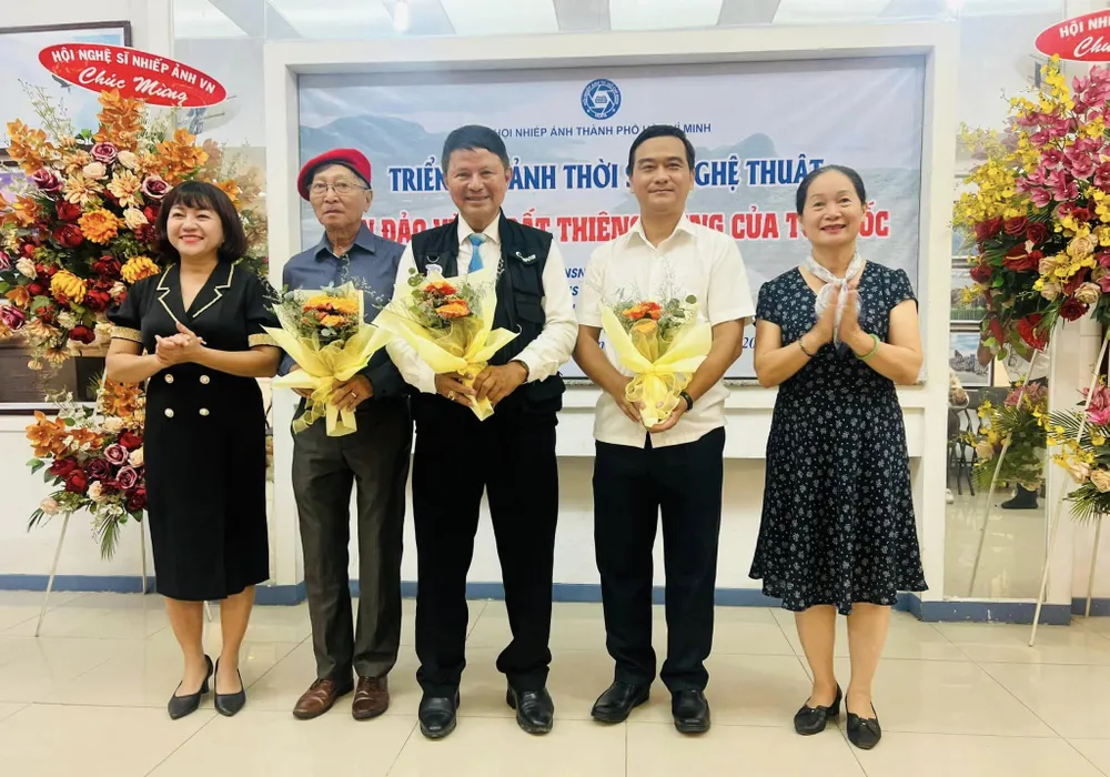 Đại diện Phòng Văn hóa - Văn nghệ, Ban Tuyên giáo Thành ủy TPHCM và Hội Nhiếp ảnh TPHCM tặng hoa chúc mừng 3 NSNA Đoàn Hoài Trung, Nguyễn Phước Toàn và Trần Hữu Minh