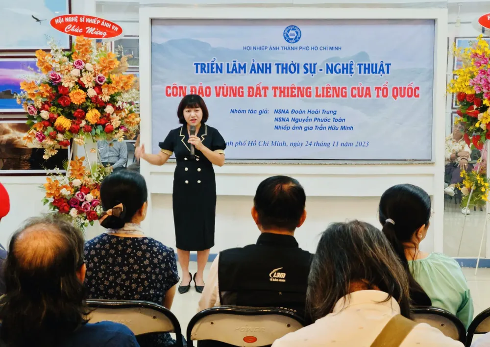 Bà Nguyễn Thị Ngọc Diễm, Phó Trưởng phòng Văn hóa - Văn nghệ, Ban Tuyên giáo Thành ủy TPHCM, chia sẻ tại khai mạc triển lãm