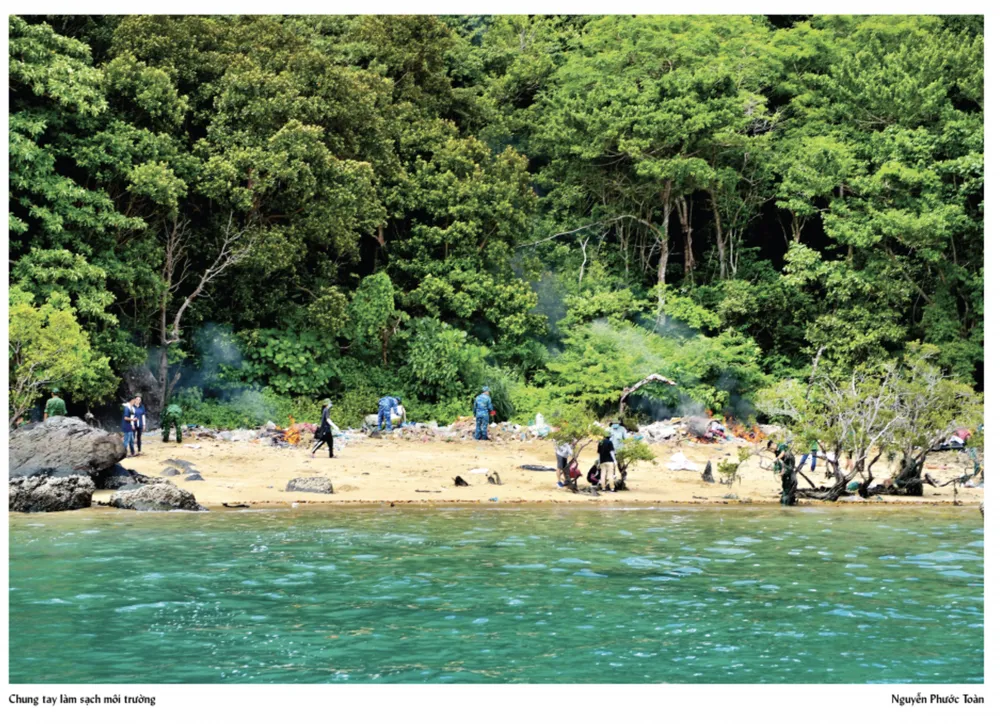 Chung tay làm sạch môi trường. Ảnh: NSNA Nguyễn Phước Toàn