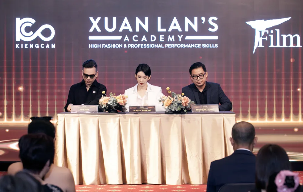 Kiengcan, Xuân Lan và Trần Flims ký kết hợp tác trong buổi công bố dự án