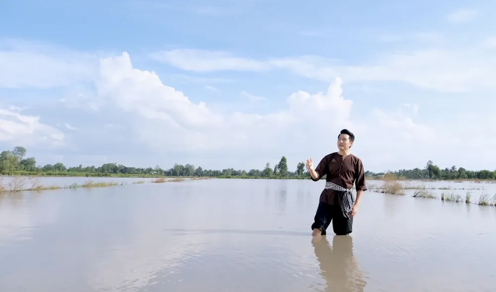 Nguyễn Phi Hùng giữa cánh đồng nước nổi trong MV “Bài ca đất phương Nam”