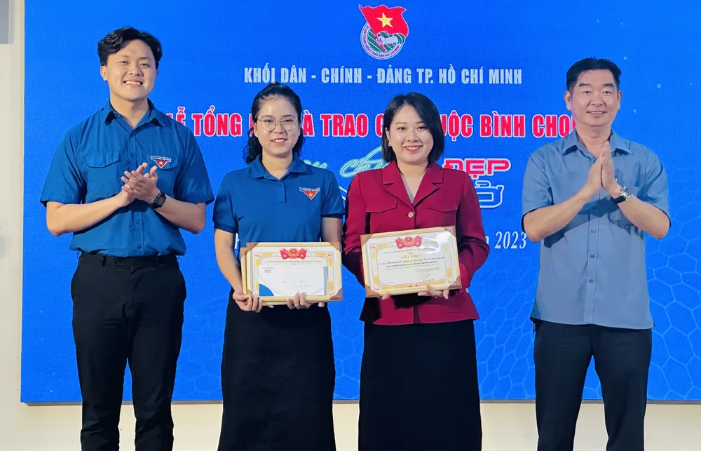 Ban giám khảo trao giải nhất và giải nhì cho Đoàn Ban Quản lý An toàn thực phẩm TPHCM và Đoàn Đài Truyền hình TPHCM