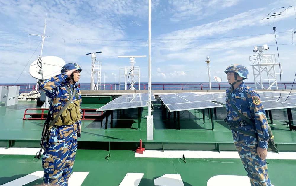 0.Thiếu tá CN Nguyễn Đức Vụ - Nhân viên Cơ yếu Nhà giàn DK1-19 (trái).JPG