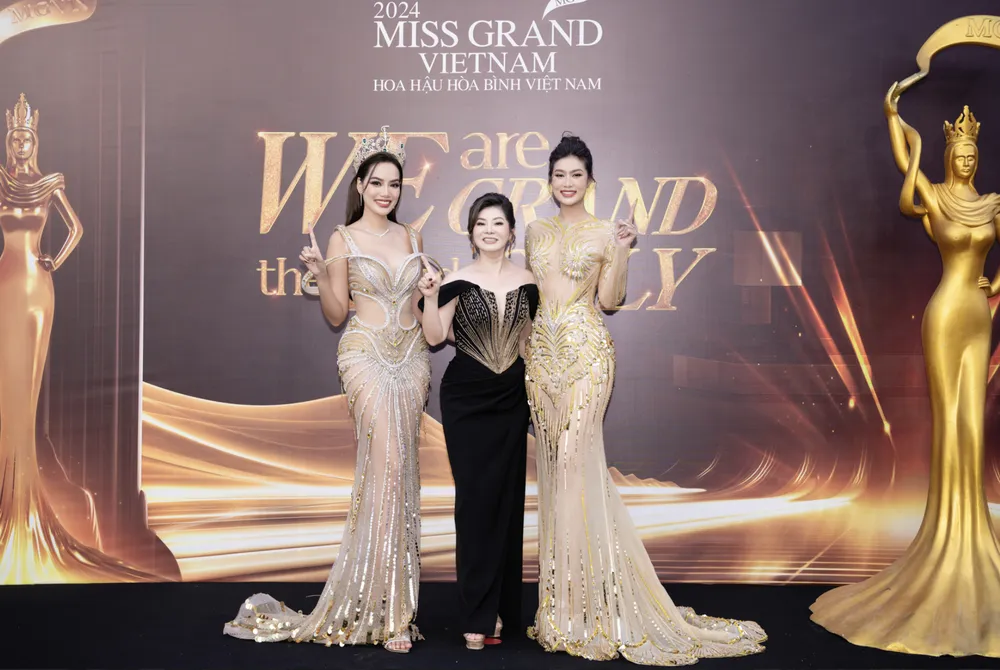 Hoa hậu Lê Hoàng Phương, Hoa hậu Đoàn Thiên Ân xuất hiện cùng Phó Chủ tịch Miss Grand International Teresa Chaivisut (giữa)
