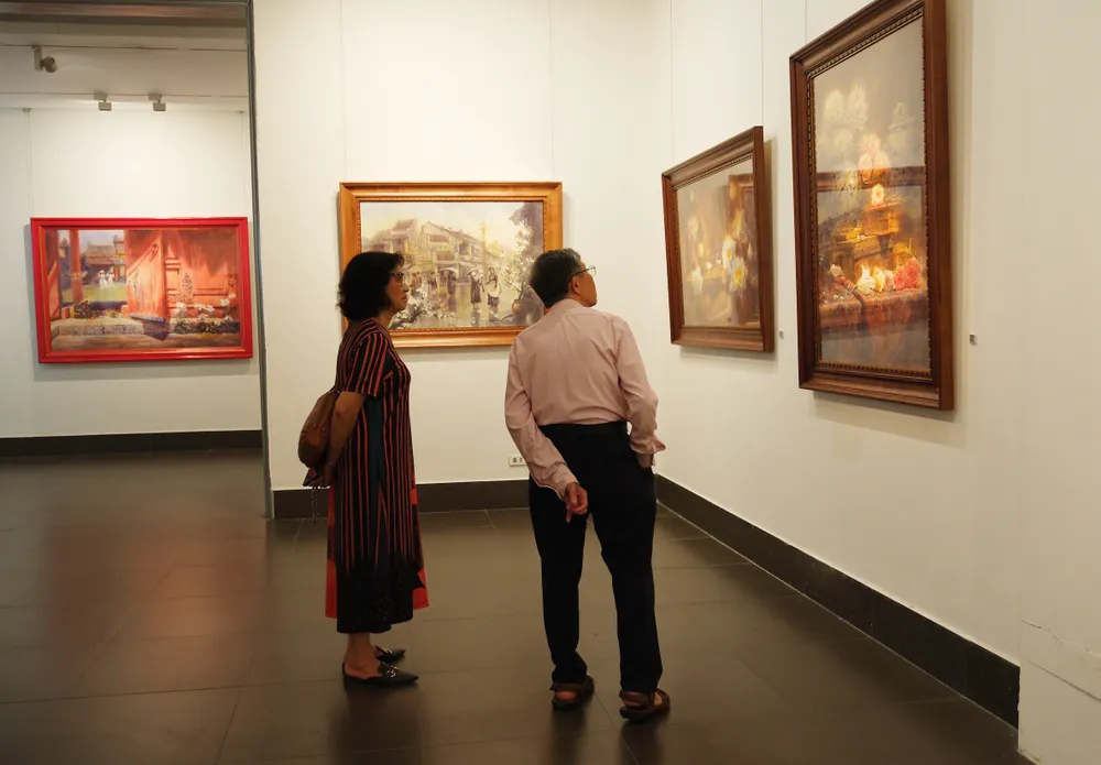 Khách đến thưởng lãm tranh(4).jpg