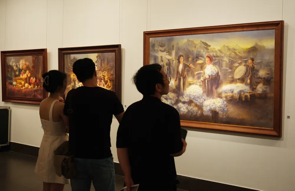 Khách đến thưởng lãm tranh(6).jpg