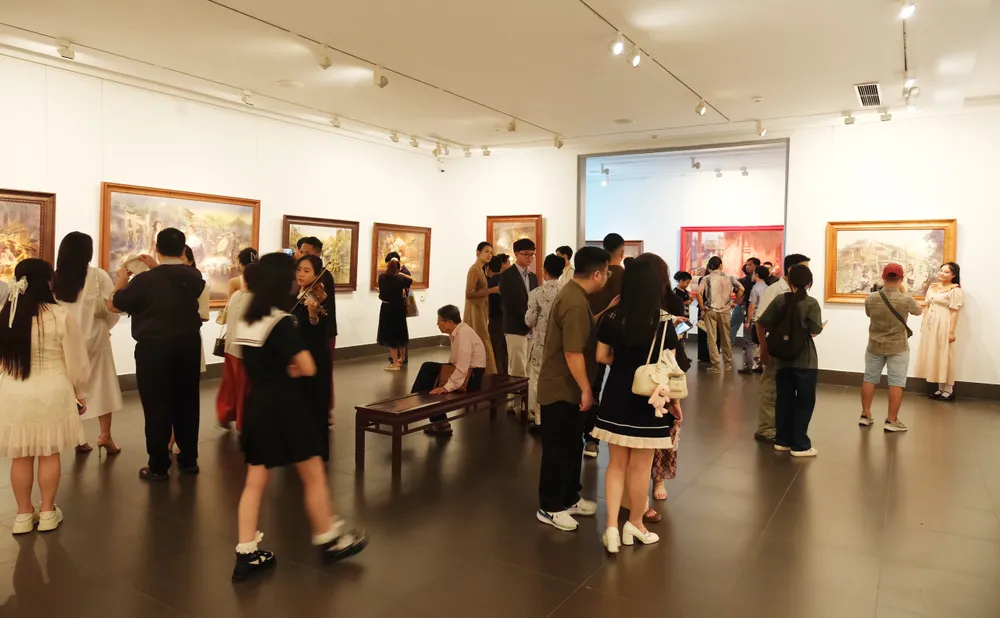 Khách đến thưởng lãm tranh(7).jpg