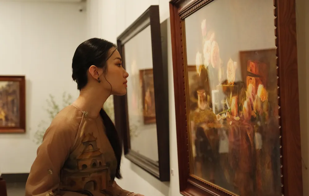 Khách đến thưởng lãm tranh(8).jpg