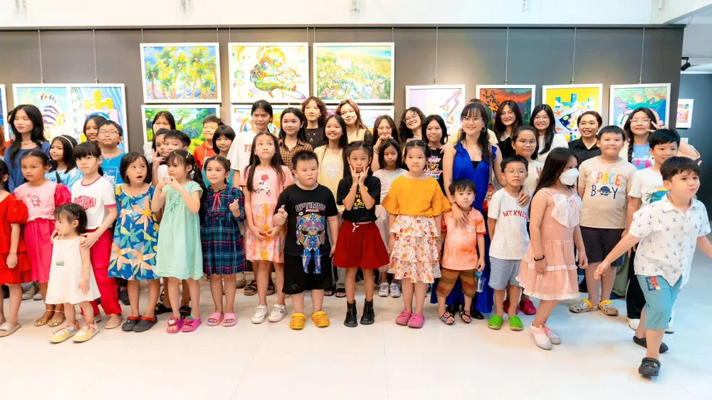 H1- Cô và trò Trung tâm Mỹ thuật Chất đã gửi tiền chung tay trợ giúp đồng bào miền Bắc khắc phục hậu quả mưa bão, lũ lụt thông qua Báo SGGP.jpg