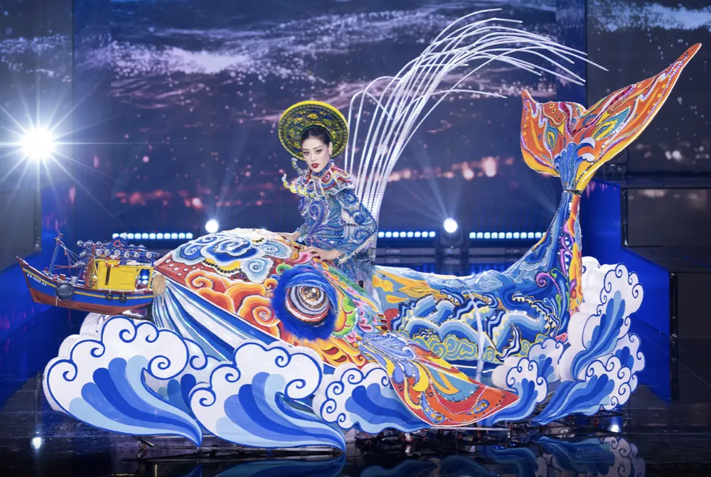 Trang phục "Nam Hải Ngọc Lân" do Hoa hậu Nguyễn Trần Khánh Vân trình diễn