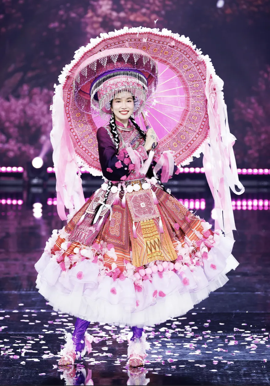 Á hậu Phương Anh