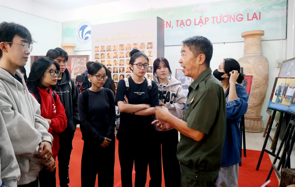 Sinh viên nghe kể về những trận đánh năm xưa.jpg