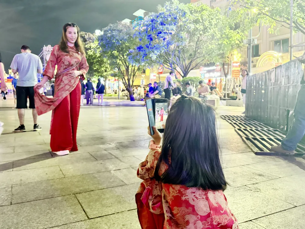 âNhiáº¿p áº£nh gia nhÃ­â - con gÃ¡i chá» Ãi VÃ¢n (Quáº­n 8, TPHCM) chá»¥p áº£nh máº¹ máº·c Ã¡o dÃ i táº¡i phá» Äi bá».JPG