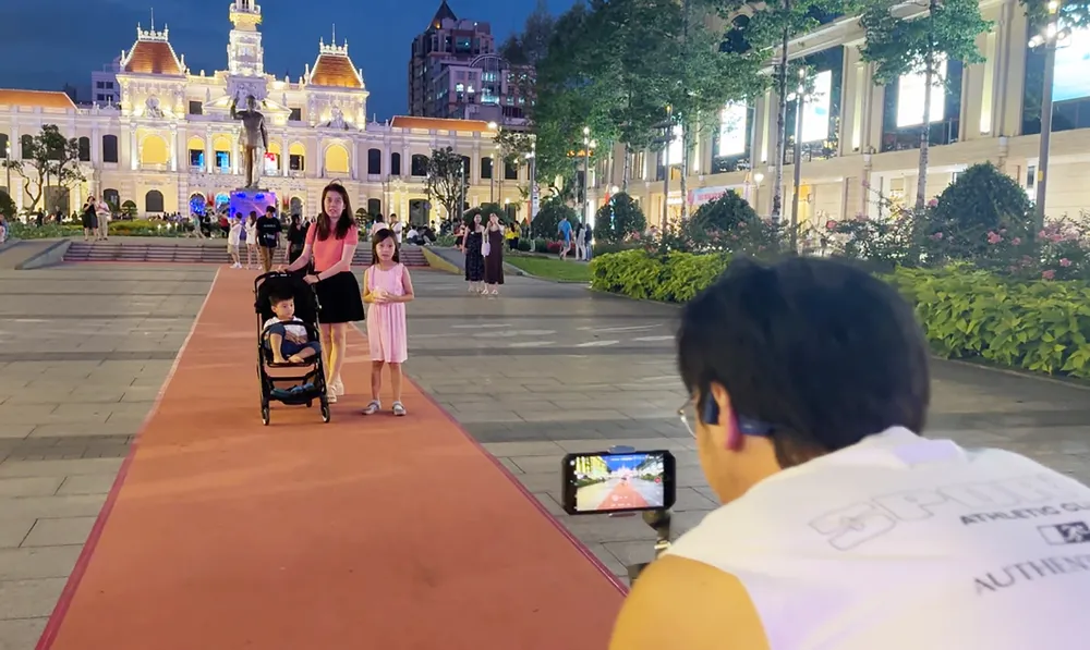 Anh ThÃ nh Long (BÃ  Rá»a - VÅ©ng TÃ u) quay láº¡i hÃ¬nh áº£nh gia ÄÃ¬nh táº¡i phá» Äi bá» Nguyá»n Huá».PNG