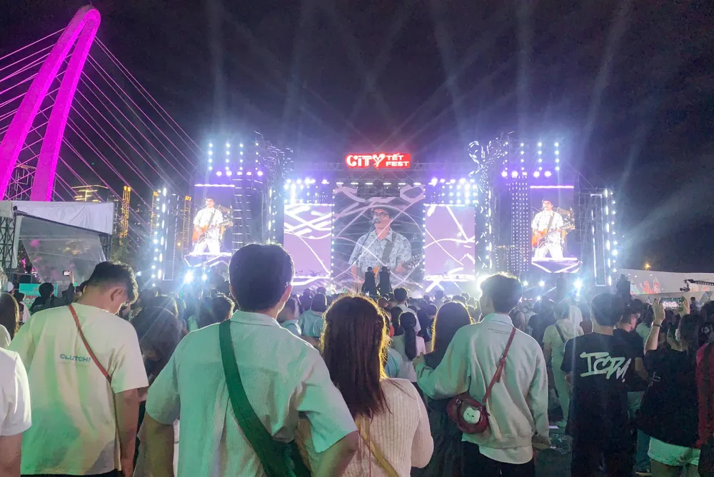 Cáº·p ÄÃ´i xem biá»u diá»n.jpg