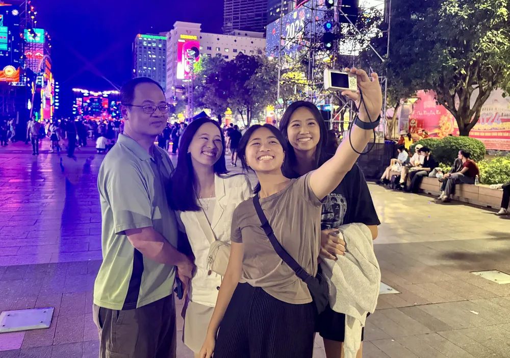 Gia ÄÃ¬nh chá» Melody (thá»© 3 tá»« trÃ¡i qua) tá»« Má»¹ Äáº¿n vui chÆ¡i táº¡i khu vá»±c tá» chá»©c countdown.JPG