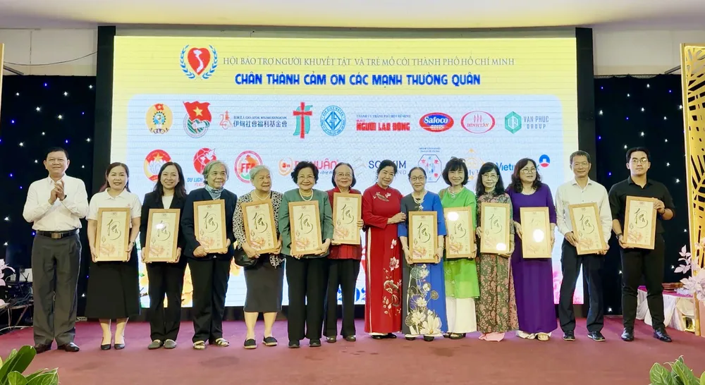 Ban tá» chá»©c chÆ°Æ¡ng trÃ¬nh trao quÃ  tri Ã¢n cho cÃ¡c ÄÆ¡n vá» tÃ i trá»£.PNG