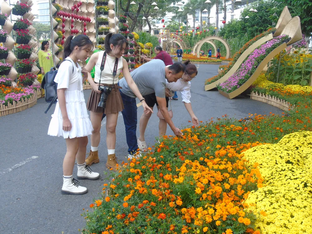 Gia ÄÃ¬nh anh Huá»³nh Cao Báº±ng cÃ³ máº·t tá»« sá»m táº¡i ÄÆ°á»ng hoa Äá» tiá»n checkin.JPG