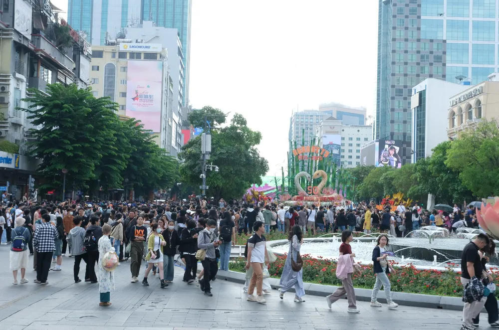 KhÃ´ng gian rá»n rÃ ng táº¡i Lá» há»i Ão dÃ i 2025.PNG