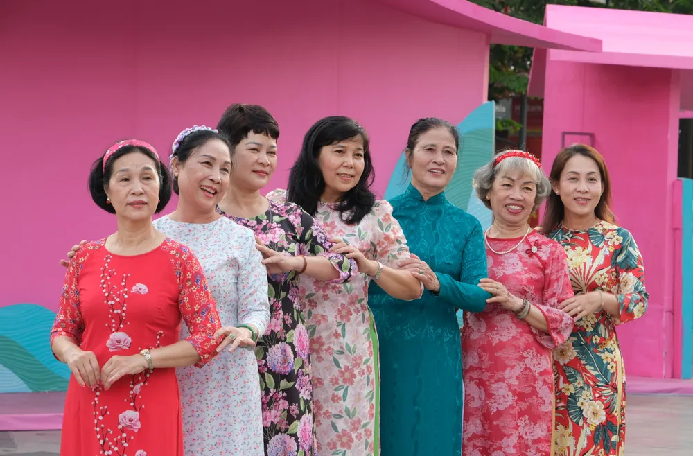 NgÆ°á»i tham dá»± diá»n Ã¡o dÃ i rá»±c rá»¡ Äáº¿n Lá» há»i Ã¡o dÃ i.PNG