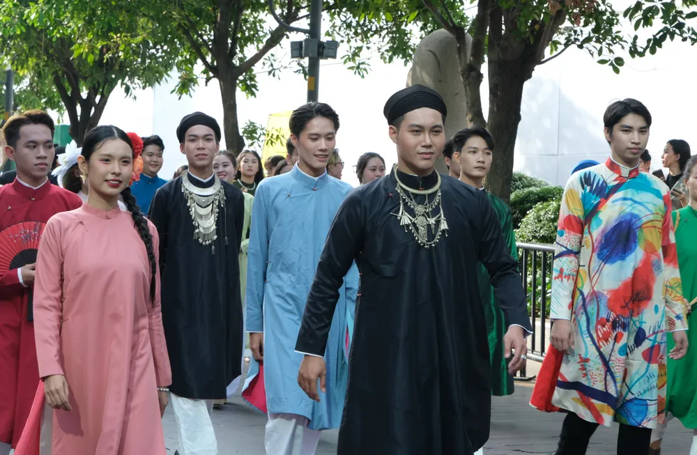 Trang phá»¥c ngÅ© thÃ¢n tay cháº½n cÅ©ng táº¡o áº¥n tÆ°á»£ng táº¡i BÃ¡ch Hoa Bá» HÃ nh.PNG