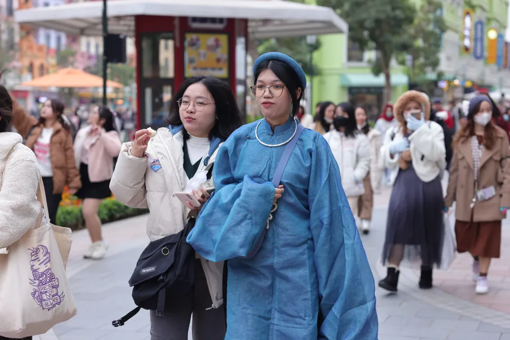 19. KhÃ¡n giáº£ tráº» tá»± diá»n trang phá»¥c truyá»n thá»ng khi tham dá»± concert.JPG