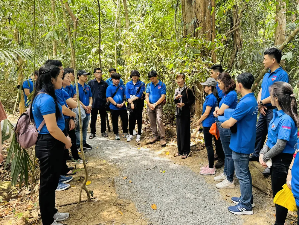 H13- ÄoÃ n Thanh niÃªn BÃ¡o SÃ i GÃ²n Giáº£i PhÃ³ng tá» chá»©c HÃ nh trÃ¬nh vá» nguá»n thÄm CÄn cá»© Trung Æ°Æ¡ng Cá»¥c miá»n Nam.jpg