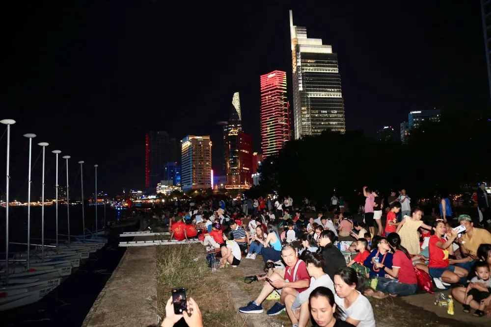 Người dân chờ xem màn trình diễn xếp hình ánh sáng của 10.500 drone. Ảnh: DŨNG PHƯƠNG