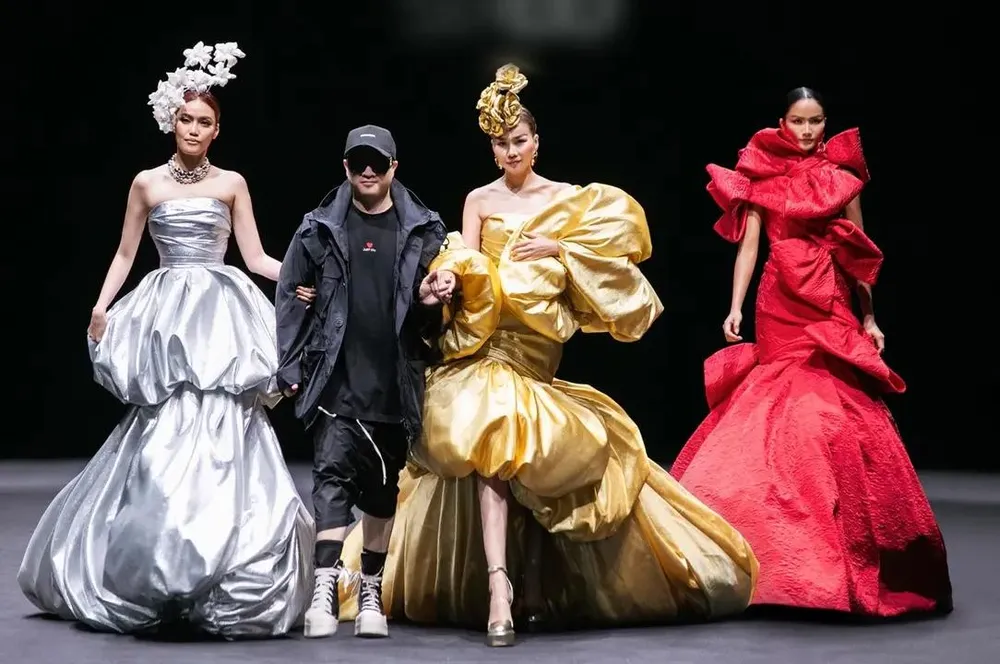 NTK Äá» Máº¡nh CÆ°á»ng mang cÃ¡c thiáº¿t káº¿ áº¥n tÆ°á»£ng trÃ¬nh diá»n táº¡i Shanghai Fashion Week.WEBP