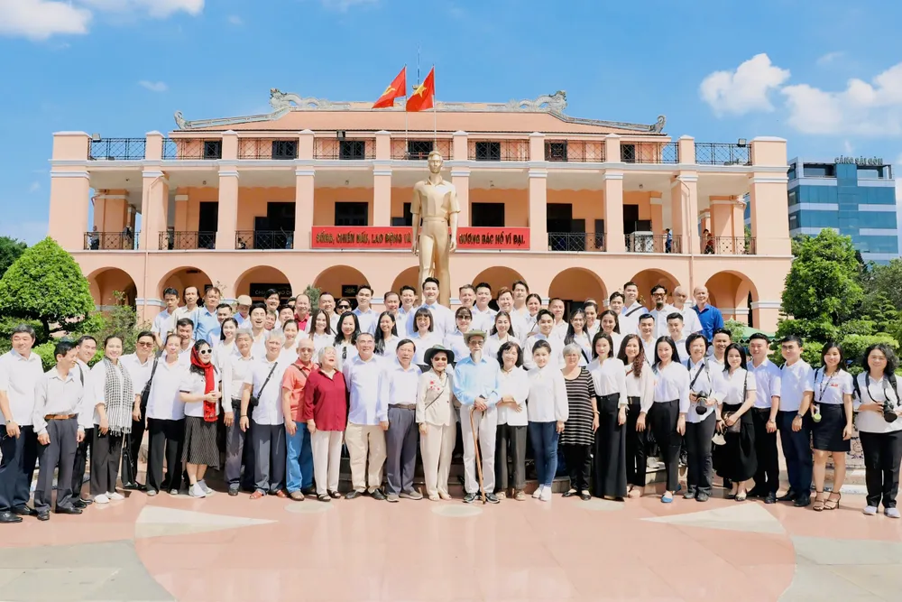 Đoàn văn nghệ sĩ TPHCM “Theo dấu chân Cuộc Tổng tiến công và nổi dậy mùa xuân năm 1975”.jpg