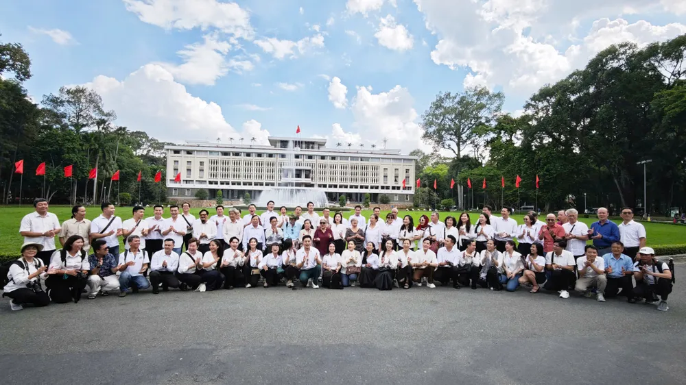 Đoàn văn nghệ sĩ TPHCM “Theo dấu chân Cuộc Tổng tiến công và nổi dậy mùa xuân năm 1975”(b).jpg