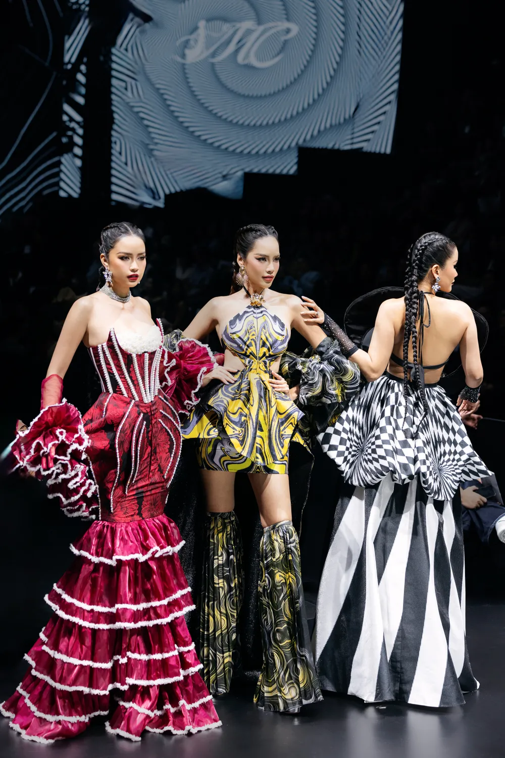 4. Ngá»c ChÃ¢u â HoÃ ng PhÆ°Æ¡ng â HÆ°Æ¡ng Ly thÄng hoa trong vÅ© trá»¥ âáº¢o áº¢nhâ cá»§a NTK Äáº·ng Trá»ng Minh ChÃ¢u-2.jpeg